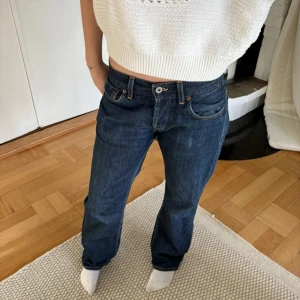 Mörkblå jeans från Jack & Jones - snygga mörkblå jeans från Jack & Jones i storlek xs-s. fint skick, men lite vita fläckar i själva tyget (se bild 4) modellen är 162 cm! 