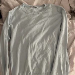 Ljusblå tröja från Gina Tricot - Säljer en ljusblå tröja från Gina Tricot. Tröjan har en enkel design med rund hals och långa ärmar. Perfekt för en avslappnad stil.