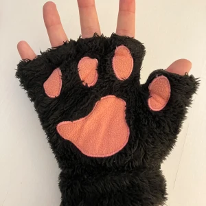 Kattvantar - Minns inte vart de köptes, men de är förvånansvärt varma och mysiga, använts med kärlek! Det rosa är lite urtvättat, men ser bra ut ändå ^^