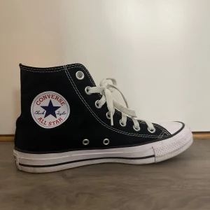Converse  -  converse all Star i storlek 37,5. Använda fåtal gånger och har endast några små fläckar längst fram. Nypris 700