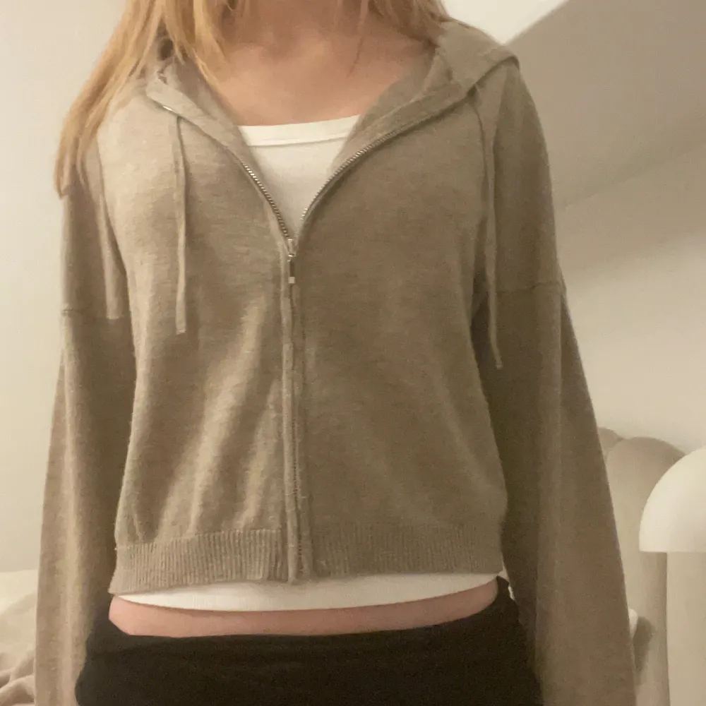 Säljer min fina stickade zip up. Liknar en soft goat zip up. Den är mörk beige och väldigt skön❤️❤️❤️strl M men passar s/xs. Neuletakit & Villapaidat.