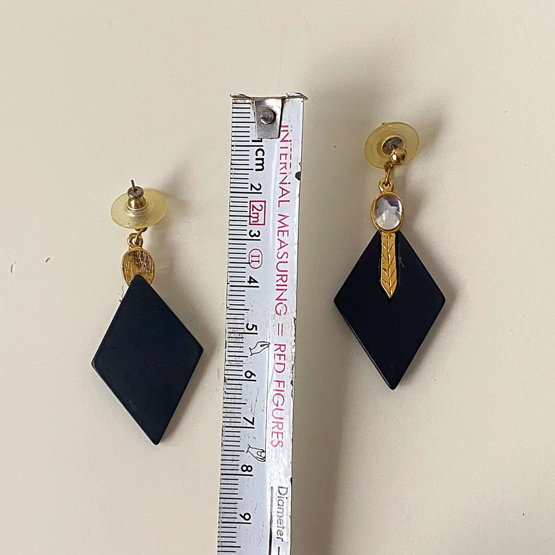 Svarta och guldiga örhängen med kristalldetalj - 92