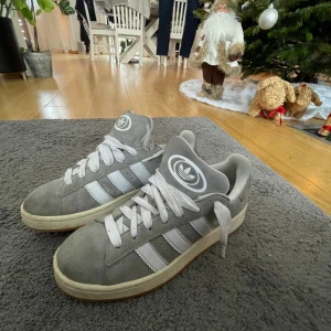 Grå Adidas Campus skor - Snygga gråa Campus. Säljer dem för dem inte är min stil längre, topp kvalite bara lite små fläckar som jag tror man kan få bort i en tvätt. Pris går och diskutera.