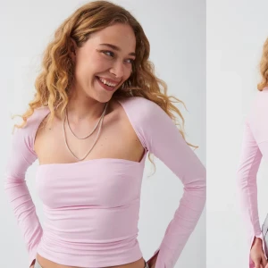 Gina tricot soft touch topp  - Säljer en ljusrosa offshoulder topp från Gina tricot. Toppen har långa ärmar och en tight passform, perfekt för en stilren look. Materialet är mjukt och stretchigt för extra komfort. Den är helt ny med prislappen på i storlek S. Nypris 260 kronor mitt pris 150kr. Priset kan diskuteras vid snabbaffär🥰