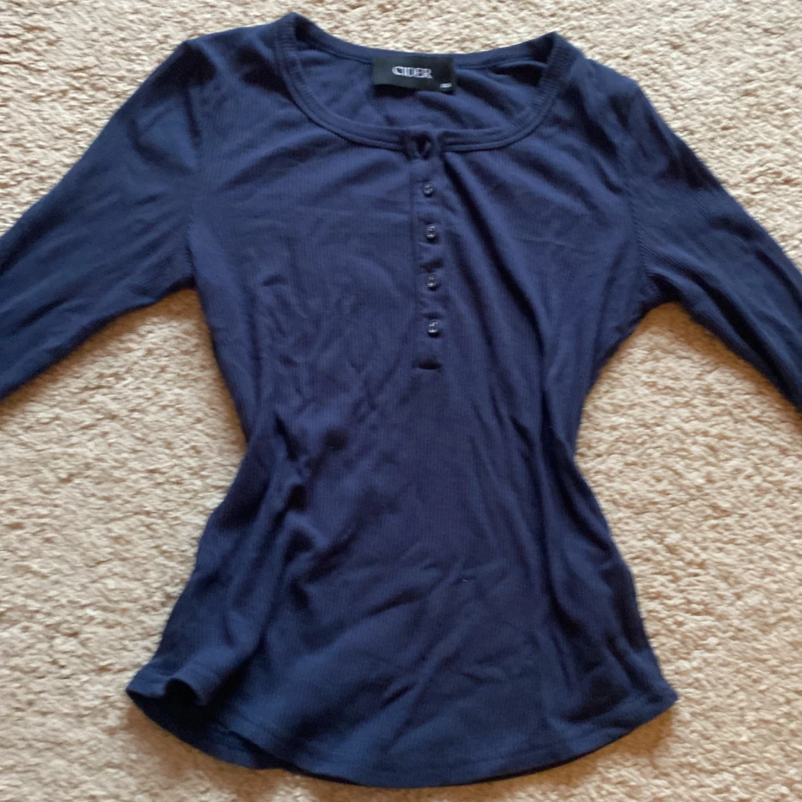 Marinblå ribbad tröja från Cider - 92