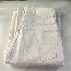 Weekday jeans - Säljer mina helt oanvända vita jeans från Weekday i modellen ”Rowe”.  Storlek W24 L32. 