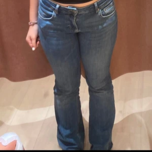 bootcut jeans  - Snygga blå bootcut jeans från Zara med slitna detaljer. Första bilden är tagen innan vi gjorde slitningar i jeansen. Säljer för att dem inte längre passar. Längst ner är jeansen lite slitna efter att ha gått på dem. Jeansen är stretchiga! Pris kan diskuteras! 