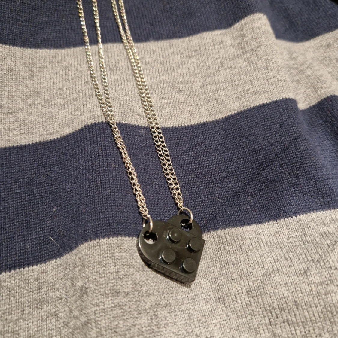 Halsband med hjärtformade hängen