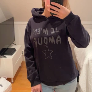 Svart hoodie med tryck - Säljer då jag har för mycket hoodies. Säljs ej längre. Köpt från Gina Young men passar XS. Är 160 cm.
