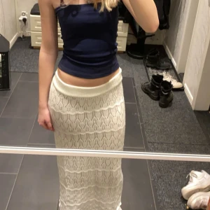 Vit stickad kjol från Vero Moda - Säljer en snygg vit stickad långkjol från Vero Moda. Kjolen har ett fint mönster och en elastisk midja. Går själv att välja hur hög den ska vara i midjan. Endast använd vid ett tillfälle därav nyskick💗priset går självklart att diskuteras💗nypris 349:- 