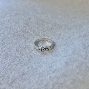 Silver ring - US storlek 6/6.5, diameter cirka 16.5–17 mm, omkrets cirka 51.8–53.5 mm.  Blanda och matcha dina favoriter! Köp flera artiklar tillsammans för rabatt och spara på frakten.  #silver #ring #vintage #smycken #klassisk