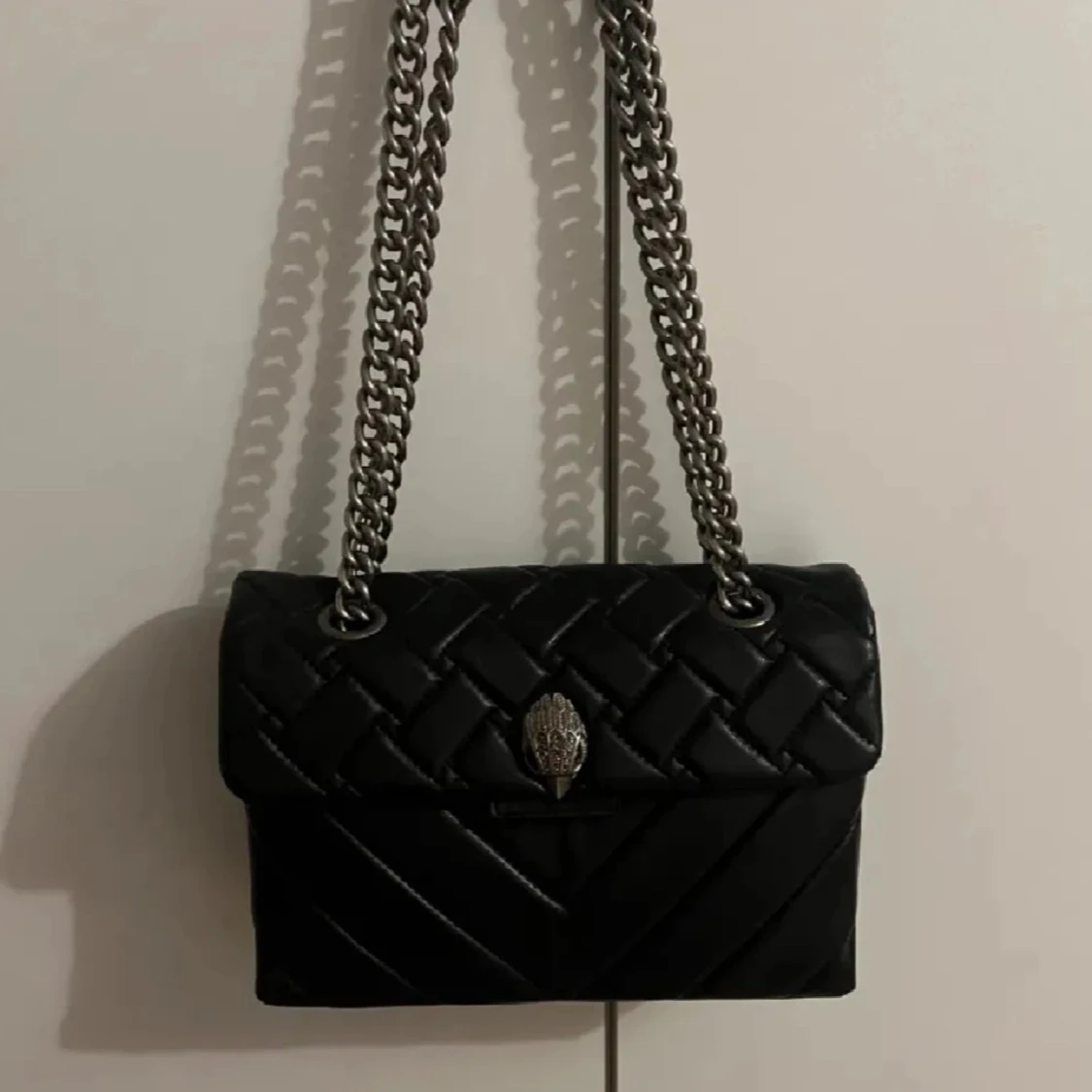 Svart axelväska från Kurt Geiger