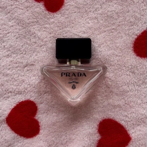 Prada paradoxe virtual flower Parfym  - Säljer min Prada parfym eftersom jag köpte fel doft. Parfymen är 30ml och endast använd en till två sprut då jag skulle lukta på den. Har inte boxen till parfymen. Orginal pris 1050 men säljer för 450🩷