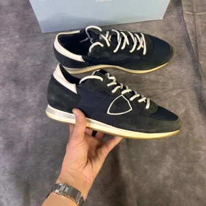 Philippe model trainers - Mycket bra skick borset från lite heeldrag, men därför har vi dragit ner priset | Size 43 men passar även 44 | Fraktar inom 24 timmar spårbart med postnord eller instabox | inget og medföljer 