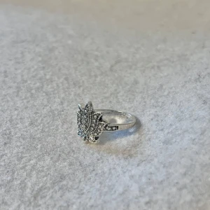 Silver ring - US storlek 7/7.5, diameter cirka 17.3–17.8 mm, omkrets cirka 54.5–56 mm.  Blanda och matcha dina favoriter! Köp flera artiklar tillsammans för rabatt och spara på frakten.  #silver #ring #vintage #smycken #klassisk