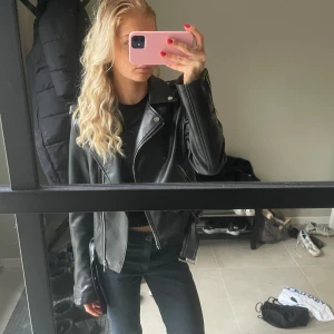 Skinnjacka  - Svart skinnjacka från georgina i storlek L! Använd fåtal gånger och kommer inte till användning! Liten i storleken! Skulle säga en S