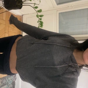 Grå ribbad hoodie - Säljer en mysig grå ribbad hoodie som även finns i marin blå. Båda är i samma material men olika färger. 