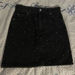 Jätte cool jeanskjol!❣️ - Jätte snygg jenskjol med nitar på. Köpt second hand, men aldrig använd av mig!💞Skriv gärna vid frågor eller fler bilder!
