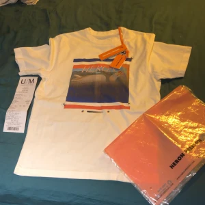Heron preston t-shirt  - Helt ny aldrig använd heron preston t-shirt som är prefekt till sommaren. Storlek XS men passar S-M. Tagg, kvitto och påse kommer till, ny pris på denna är 2899 kr mitt pris är 1799 eftersom den är helt ny. Hör av dig vid frågor 