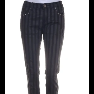 Svarta randiga byxor med nitar - Toppen skick, passform som S/M