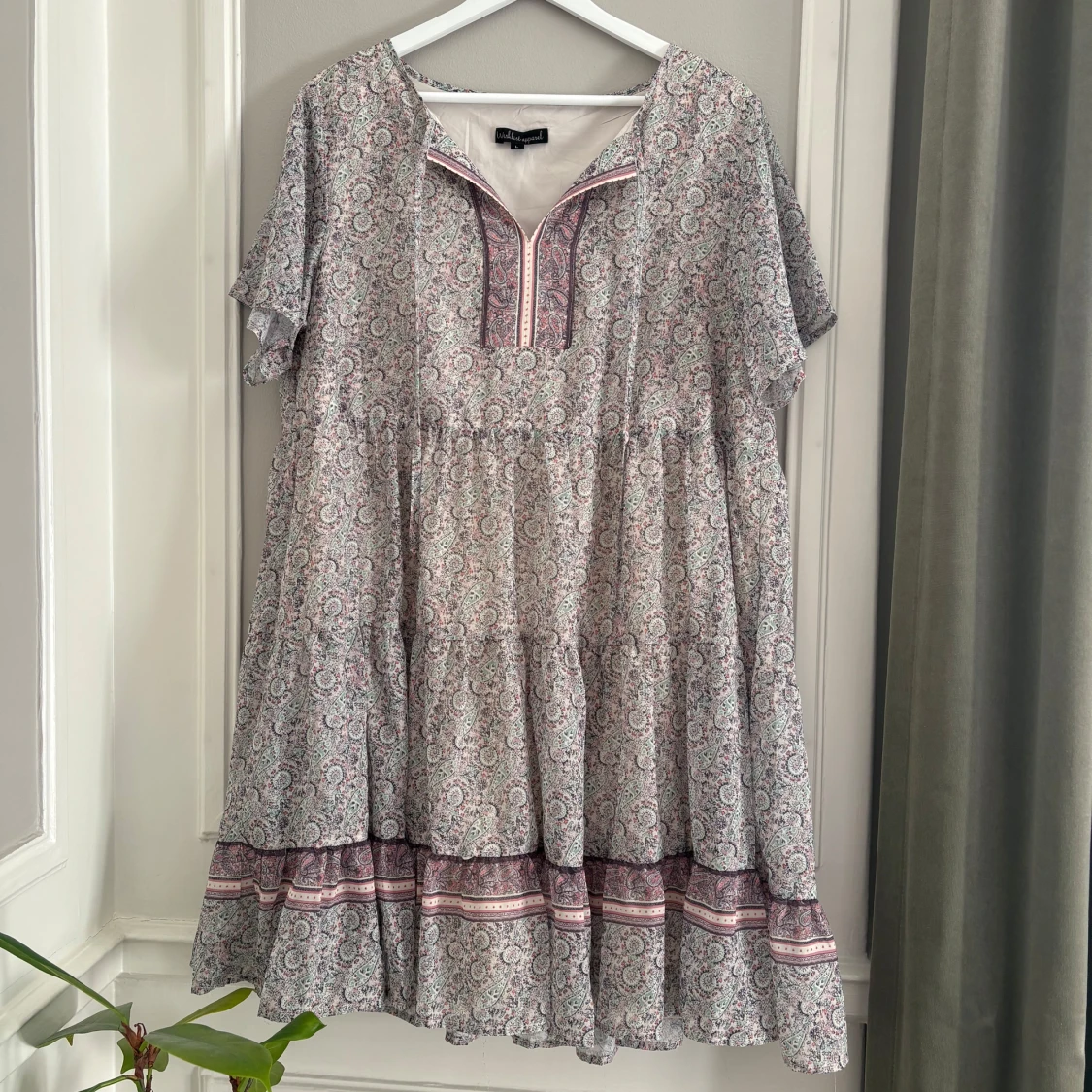 Mönstrad klänning från Wishlist Apparel