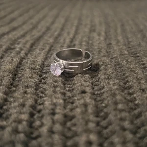 Meander Path - Silver Ring with Stone - US storlek 7, diameter 17,3 mm, omkrets 54,4 mm. En elegant ring med ett vackert meandermönster runt en gnistrande sten. Den justerbara designen gör att den passar perfekt och ger en tidlös stil.