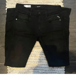 Replay anbass Jeans Svarta - Säljer ett par svarta Replay anbass  jeans i storlek 32. Jeansen är använda 2 gånger och är i skick 10/10. Frågor och annat kan tas privat!
