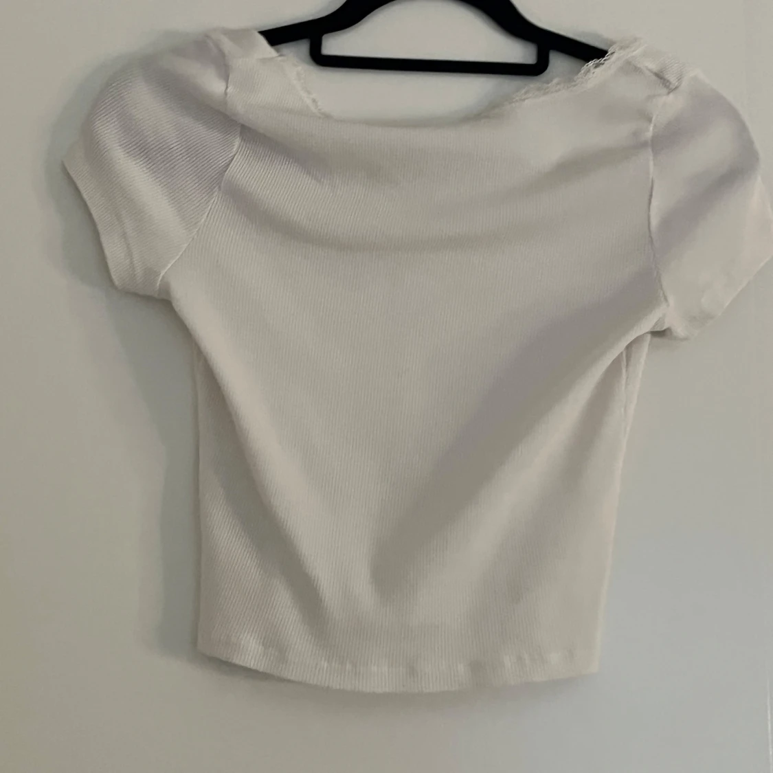 Vit ribbad topp med spetsdetalj - 1