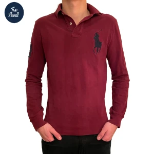 Vinröd pikétröja från Ralph Lauren - Snygg vinröd pikétröja från Ralph Lauren perfekt till våren. Toppenskick. Skulle säga att tröjan passar 175 till 190cm och rätt så slim. Tveka inte om du har några frågor🙂