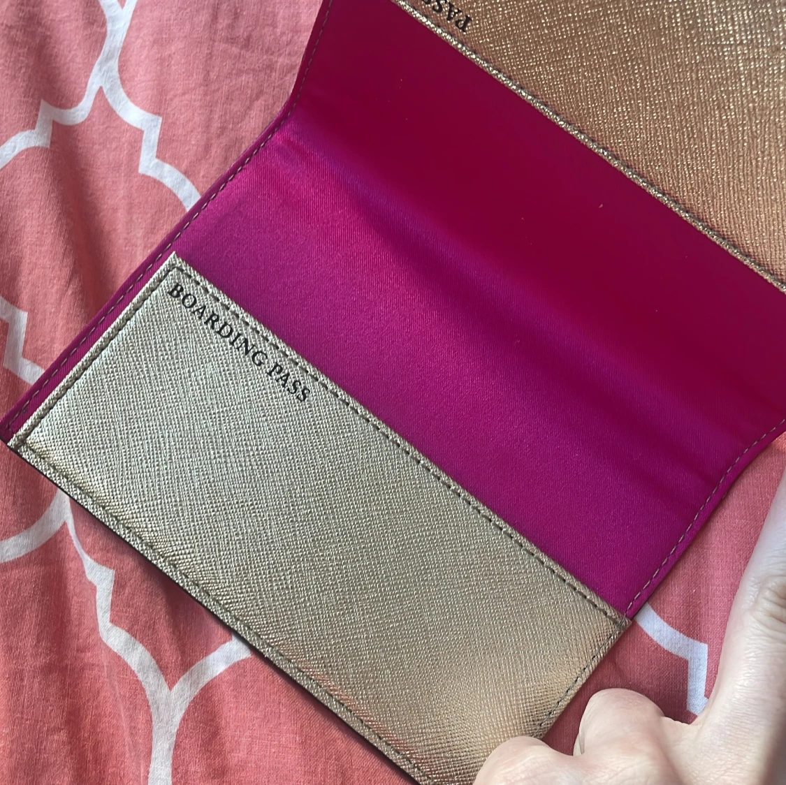 Guld passfodral från Victoria's Secret - 2