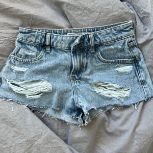 Zara jeans shorts - Aldrig använda men köpta från sellpy och knappen är borta (vet itne varför) det är smidigt att sy fast en ny💕LÅGMIDJADE