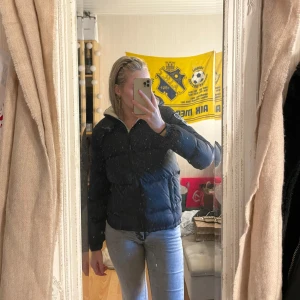 Svart pufferjacka med emblem - Svart dunjacka perfekt till tidig vår och vinter ❄️  Storlek S, kommer tyvärr inte till användning längre🧥