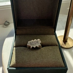 Maria Nilsdotter ring med texten boom - Cool maria nilsdotter silverring i storlek 17. Kommer med låda.