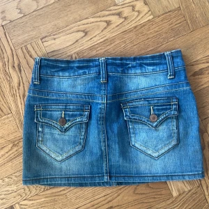 Blå jeanskjol - Säljer denna såå snygga jeanskjolen då den tyvärr blivit för liten, därav inga bilder på. Skriv vid frågor💗