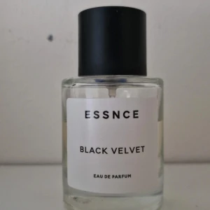 Essnce Black Velvet - Essnce Black Velvet inspirerad av YSL Black Opium. Lite använd.