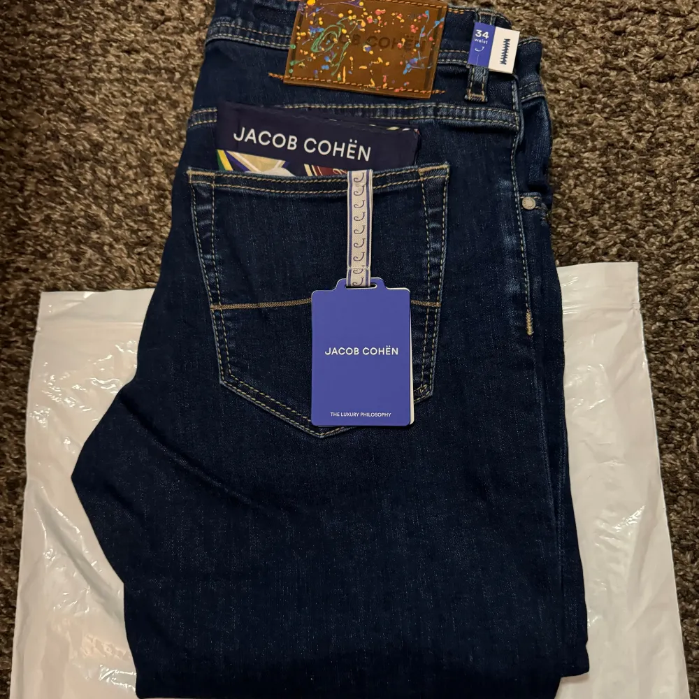 Jacob Cohen Nick i storlek 34. 2024 kollektion, helt nya med tags, påse etc. Jacob Cohen är Italienskt, kända för sina handgjorda jeans som är tillverkade av de mest exklusiva textilier i världen. Jeansen är dessutom parfymerade.. Farkut & Housut.