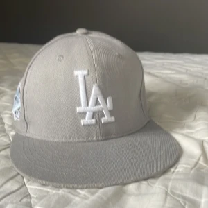 Grå LA keps - Snygg grå LA keps i väldigt bra skick!💪