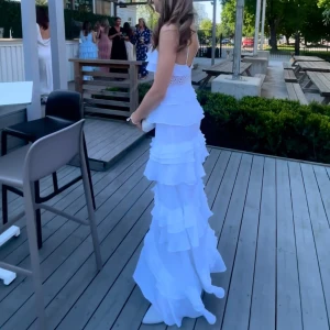 Balklänning - Min älskade balklänning🥹🥹världens finaste klänning vit från true decadence i modellen Sophie, köpt för 2150kr, har en rivning längst ner, pris möjligen diskuterbart vid köp direkt!