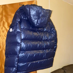 Maya vinterjacka  - Storlek 3, skulle säga det är precis som en M. Använd en viner bara, så väldigt bra skicka. Säljer för fått ny jacka. 