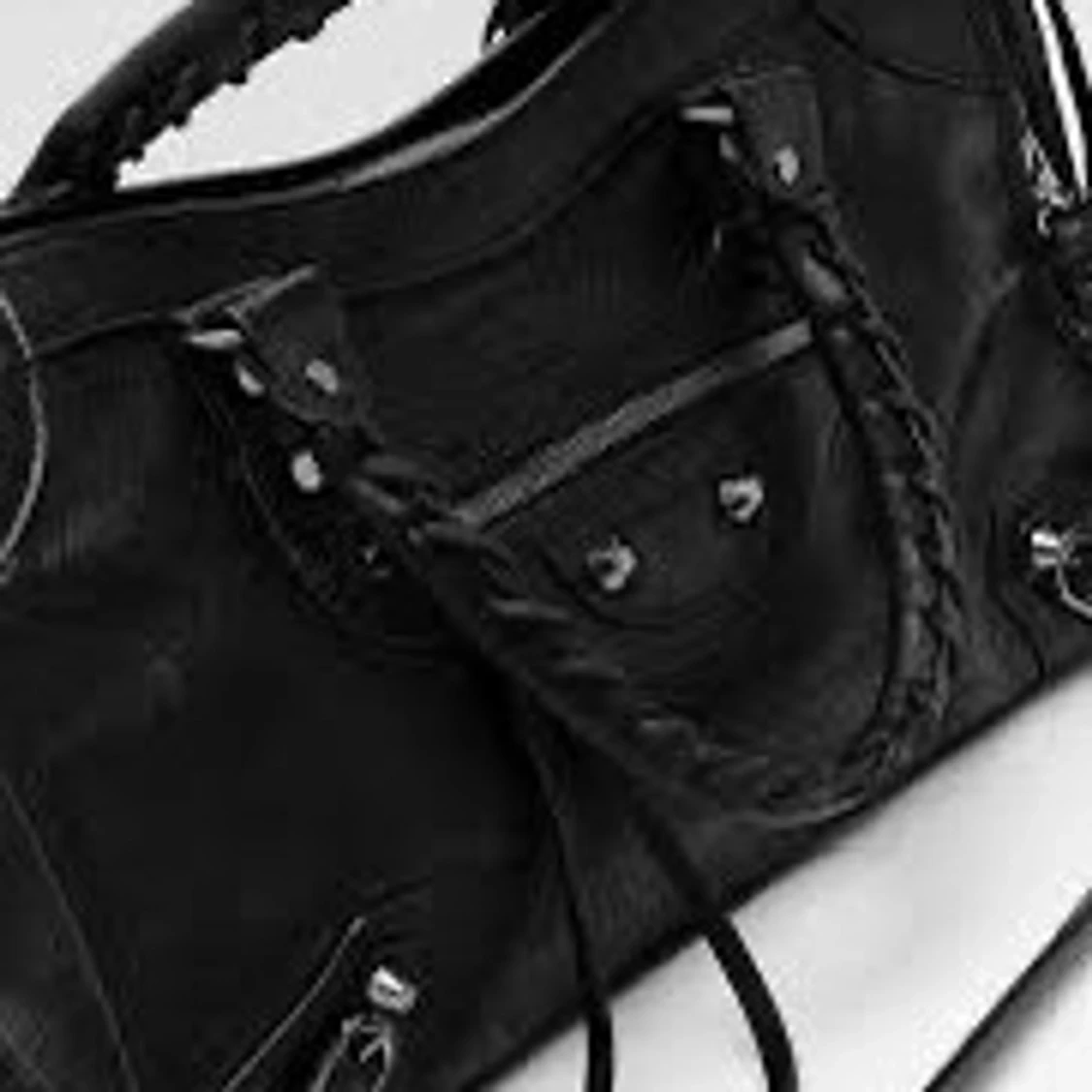 Svart axelväska med nitar - 1