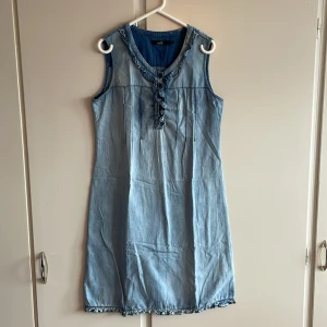  Tunn jeanskläning  -  Säljer en tunn jeans klänning från Isolde ⭐️ storlek 36 men passar även 38 💕klänningen är 100cm från Axel och ner ⭐️