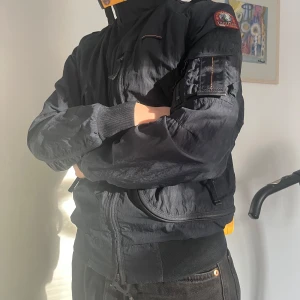 Fire spring masterpiece bomber jacket Parajumper - Snygg mörkblå bomberjacka från Parajumpers med dragkedja och ribbade muddar. Jackan har en patch på ärmen och flera praktiska fickor. Köptes för 5.500 kr. Passar XS - S. Perfekt nu till våren! Använd men väldigt bra skick. Öppen för prisförslag vid snabb affär!     Finns mer info på; https://www.parajumpers.it/se/en/men/clothing/jackets/fire-spring---bomber-blue-navy-25SMPMJKMA02P240316.html 