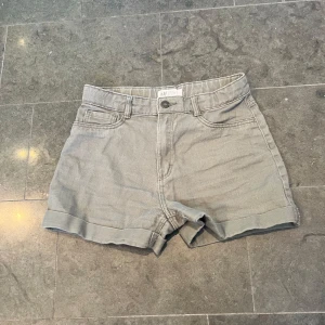 Khakigröna shorts från H&M - Snygga Khakigröna shorts från H&M med uppvikta benslut och justerbara midjeband 🍾❗️Skriv för fler bilder/frågor❗️ Storlek: 153 Nypris: ca 100kr