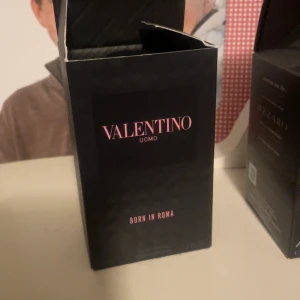 Valentino born in roma uomo edt - Nypris 950kr - 50 ml ny, 40 ml kvar - Mitt pris 699kr - kom med frågor om de behövs
