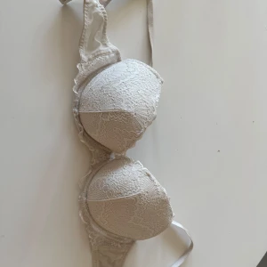 Vit spets bh - Söt vit spets bh. 75C. Lite sönder se bild!