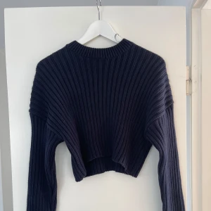 Mörkblå ribbad croppad tröja från Zara - Säljer en snygg mörkblå ribbad tröja från Zara. Tröjan är croppad med långa armar, varm och go! Aldrig använd och prislappen sitter kvar! 