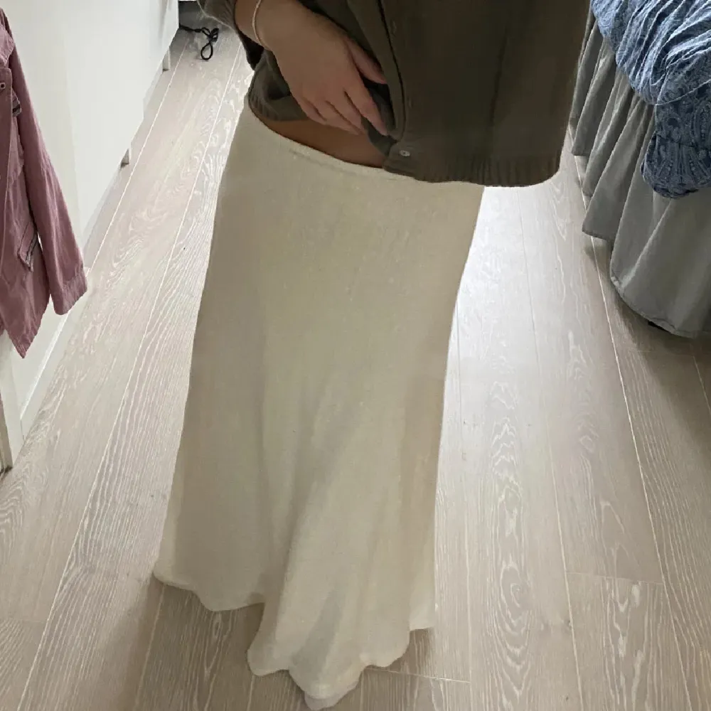Långkjol. Köpt här på Plick. Jag har inte använd den. Hon skrev att den var köpt utomlands.. Hameet.