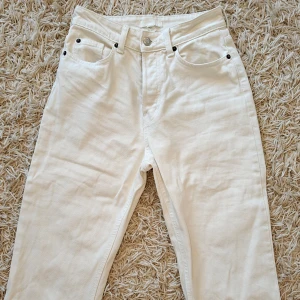 Vita jeans - Snygga vita jeans med raka ben och knappgylf från H&M. Mina favoritjeans som tyvärr blivit för små. Skriv vid frågor💞