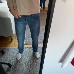 Blå jeansbyxor - Snygga blå Dondup jeans med en klassisk femficksdesign och dragkedja. De har en slim passform som sitter bekvämt och stilrent. Perfekta för en avslappnad look.