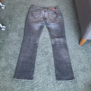Lågmidjade gråa jeans från ONLY             Midjemått:40 cm    Innerbenslängd: 80 cm                       Sidsömmen gick upp lite men har sytt och fixat det så syns knappt (se sista bild)